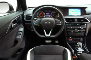 2016-infiniti-q-30-feature